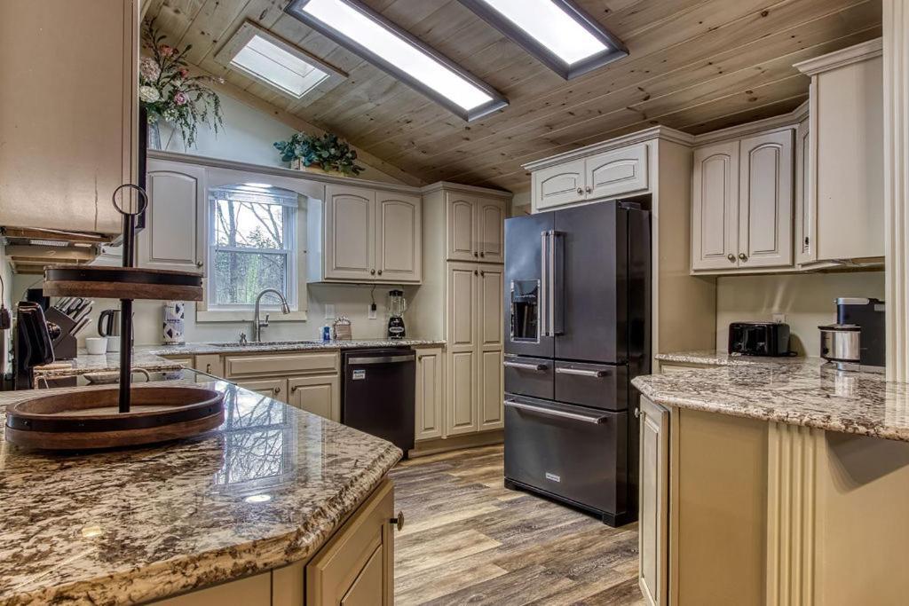 Whispering Winds, Hot Tub, Game Room, Wifi, 1089 Free Tickets Each Paid Day, Dollywood And More Gatlinburg Extérieur photo
