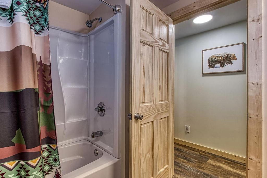 Whispering Winds, Hot Tub, Game Room, Wifi, 1089 Free Tickets Each Paid Day, Dollywood And More Gatlinburg Extérieur photo