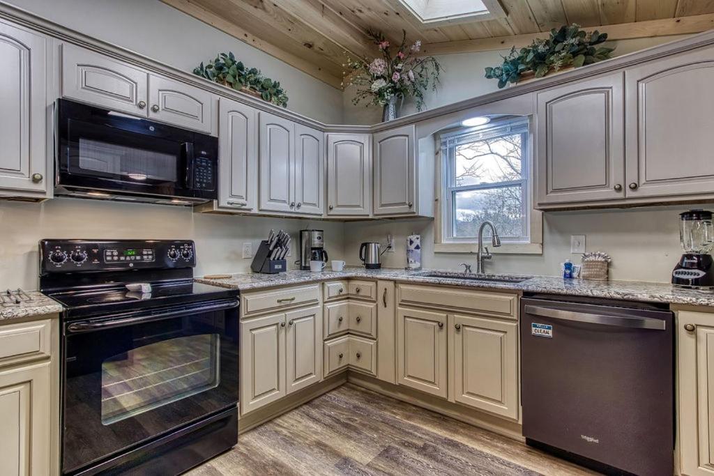 Whispering Winds, Hot Tub, Game Room, Wifi, 1089 Free Tickets Each Paid Day, Dollywood And More Gatlinburg Extérieur photo